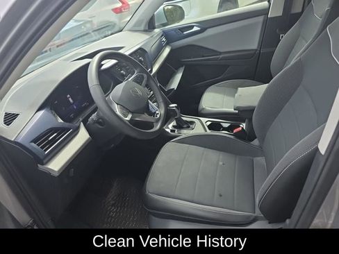 Used 2023 Volkswagen Taos SE w/ Panoramic Sunroof Package FWD image 4
