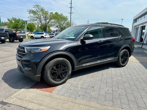 Used 2022 Ford Explorer XLT AWD/4WD image 3