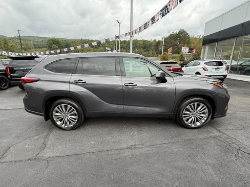 Used 2021 Toyota Highlander Platinum image 6