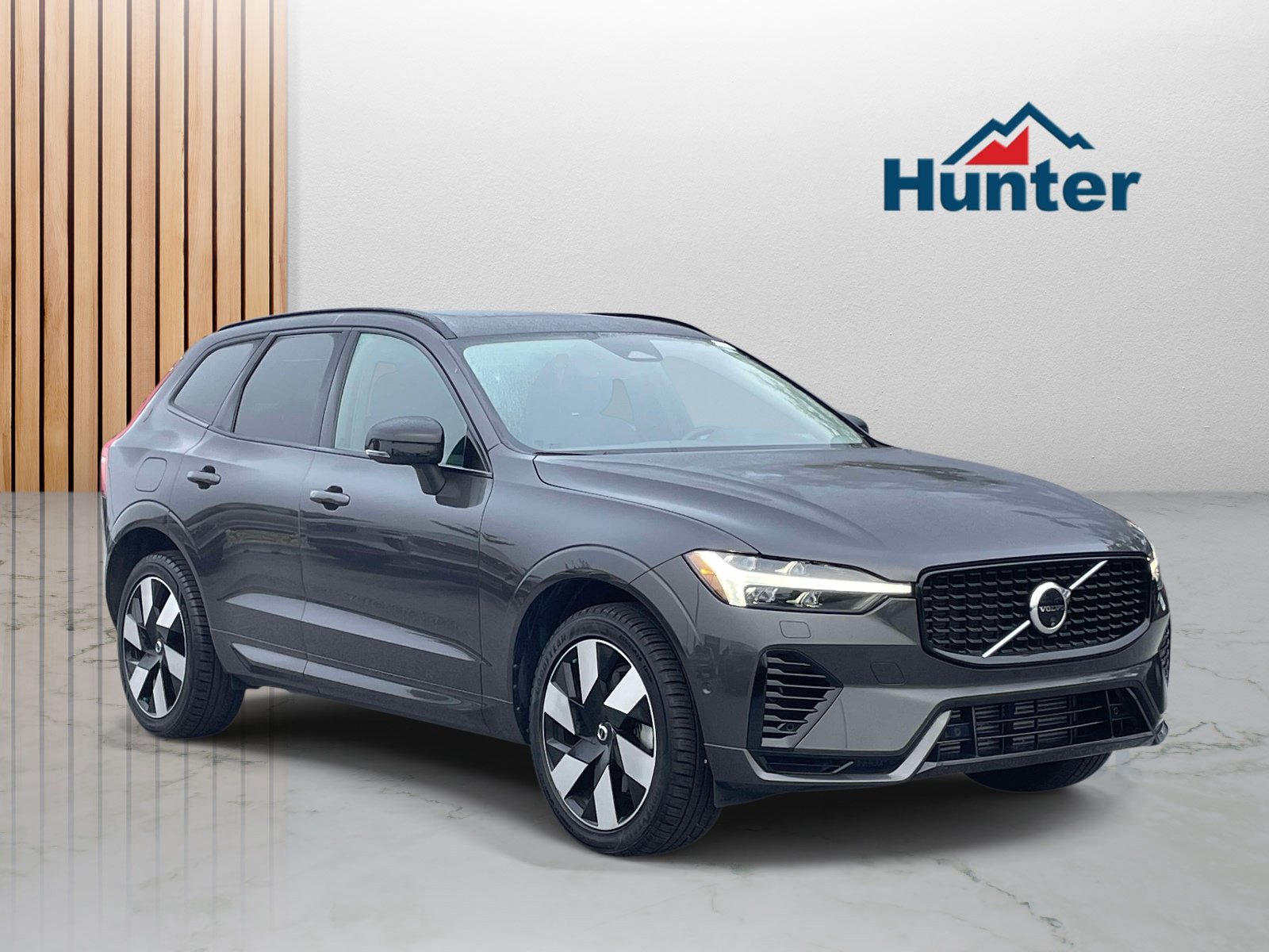 Used 2024 Volvo XC60 T8 Plus w/ Climate Package AWD/4WD image 1