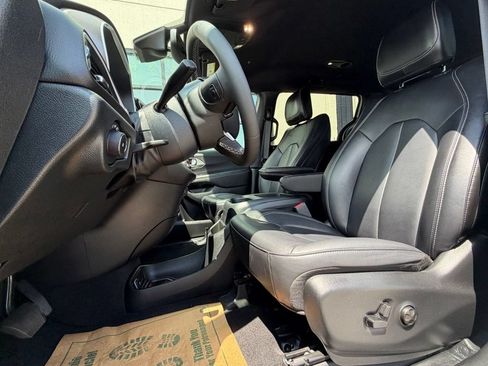 Used 2025 Chrysler Pacifica Select FWD image 6