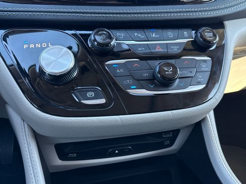 Used 2021 Chrysler Pacifica Limited w/ Uconnect Theater Family Group image 23