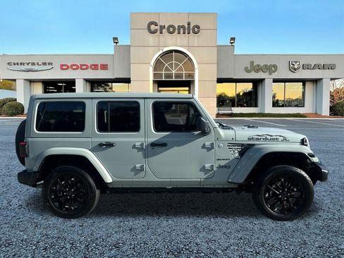 Used 2024 Jeep Wrangler Unlimited Sahara AWD/4WD image 2