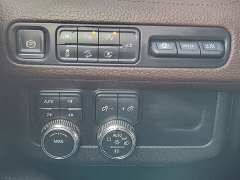 Used 2022 GMC Yukon XL Denali image 22