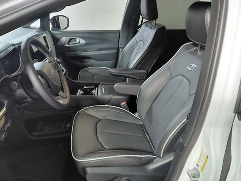 New 2026 Chrysler Pacifica Limited w/ S Appearance Package image 12
