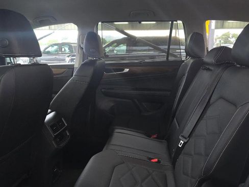 Used 2025 Volkswagen Atlas SE image 4