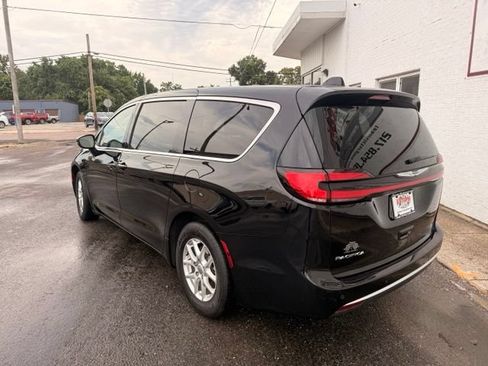 Used 2025 Chrysler Pacifica Select FWD image 8
