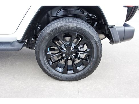 Used 2023 Jeep Wrangler Unlimited Sahara image 32