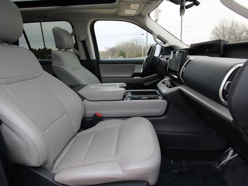 Used 2025 Ford Expedition Active AWD/4WD image 8