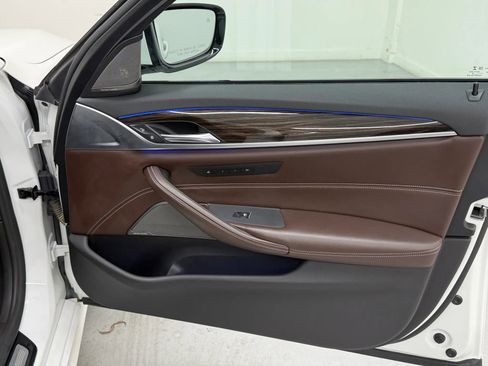 Used 2019 BMW 540i w/ M Sport Package image 32