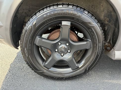 Used 2007 Pontiac Vibe w/ Sun And Sound Package FWD image 21