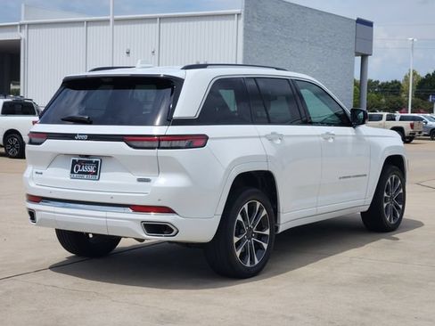 Used 2022 Jeep Grand Cherokee Overland w/ Luxury Tech Group IV AWD/4WD image 7