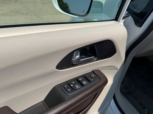 Used 2017 Chrysler Pacifica Touring-L FWD image 12