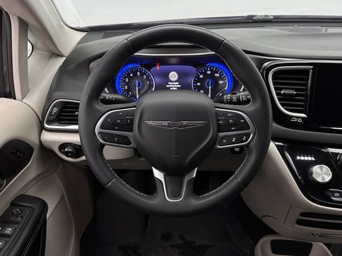 Used 2022 Chrysler Pacifica Touring-L FWD image 25