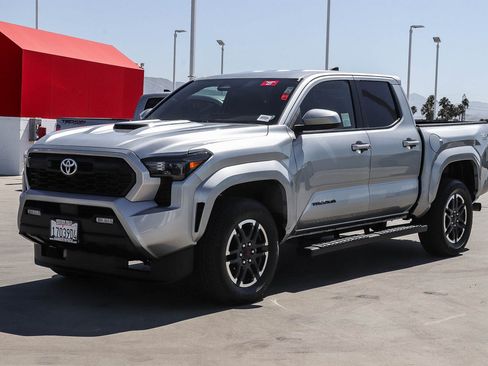 Certified 2025 Toyota Tacoma TRD Sport AWD/4WD image 3