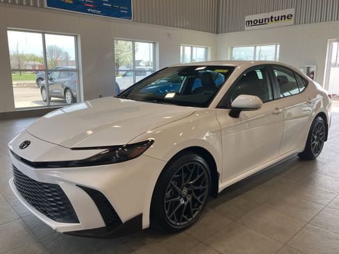 Used 2025 Toyota Camry SE w/ Convenience Package AWD/4WD image 1