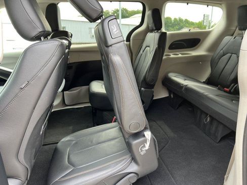 Used 2020 Chrysler Pacifica Touring-L Plus w/ Advanced Safetytec Group FWD image 6