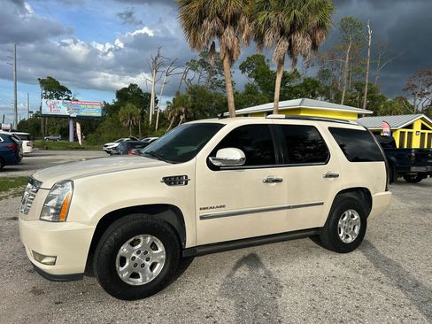 Used 2011 Cadillac Escalade Premium RWD image 19