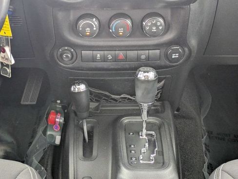 Used 2015 Jeep Wrangler Unlimited Rubicon w/ Connectivity Group AWD/4WD image 19