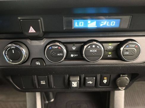 Used 2021 Toyota Tacoma TRD Sport AWD/4WD image 29
