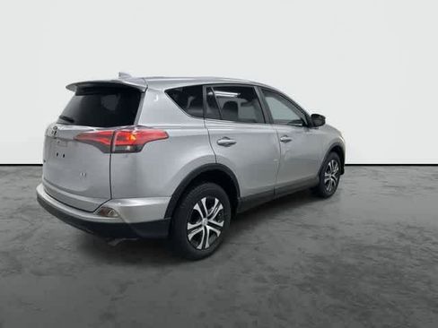 Used 2018 Toyota RAV4 LE FWD image 4