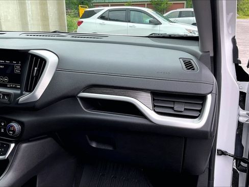 Used 2024 GMC Terrain SLE w/ Driver Convenience Package AWD/4WD image 15