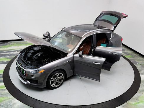 Used 2018 Maserati Levante GranLusso AWD/4WD image 36