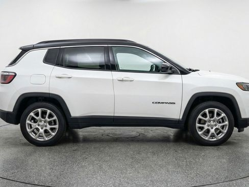 Used 2025 Jeep Compass Limited image 11