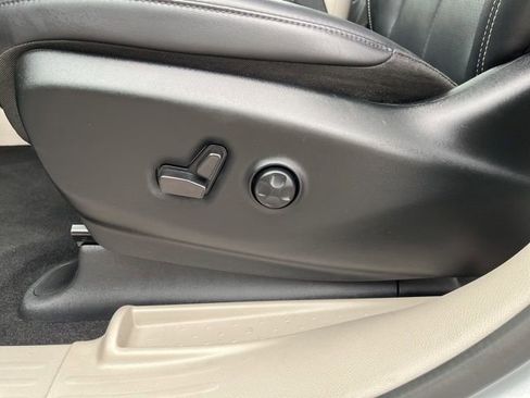 Used 2024 Chrysler Pacifica Touring-L image 14