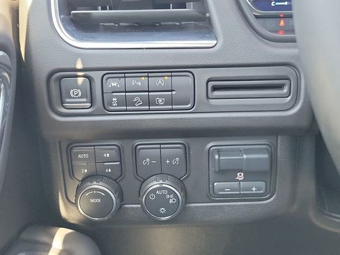 Used 2024 Chevrolet Tahoe Z71 w/ Luxury Package AWD/4WD image 15