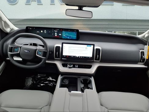 New 2026 Ford Expedition Active image 8