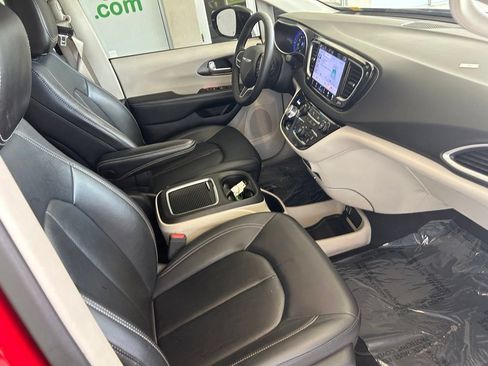 Used 2024 Chrysler Pacifica Touring-L FWD image 23