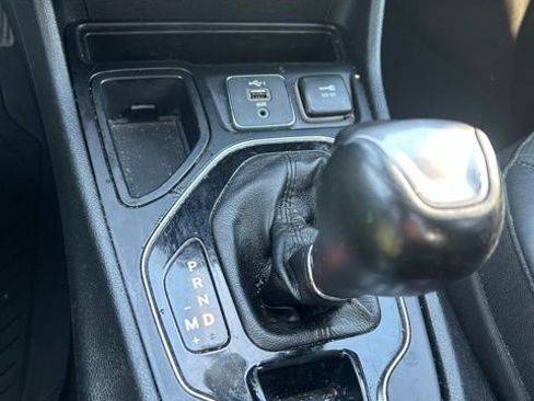 Used 2019 Jeep Cherokee Limited image 12