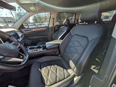 Used 2025 Volkswagen Atlas SE image 25