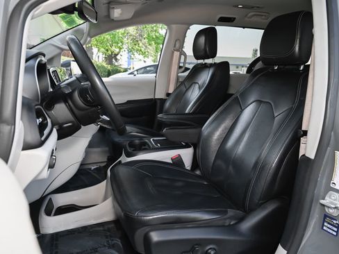 Used 2022 Chrysler Pacifica Touring-L FWD image 19
