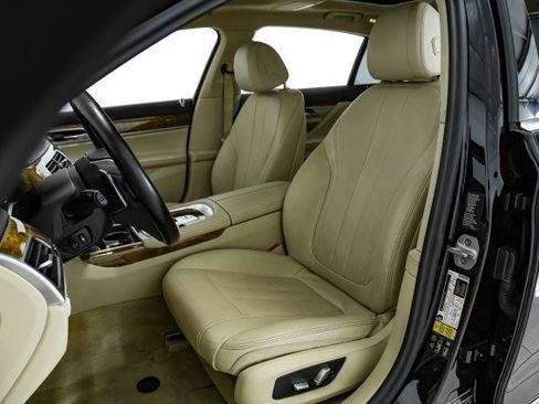 Used 2017 BMW 740i xDrive image 28