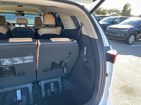 Used 2023 Kia Carnival EX image 30