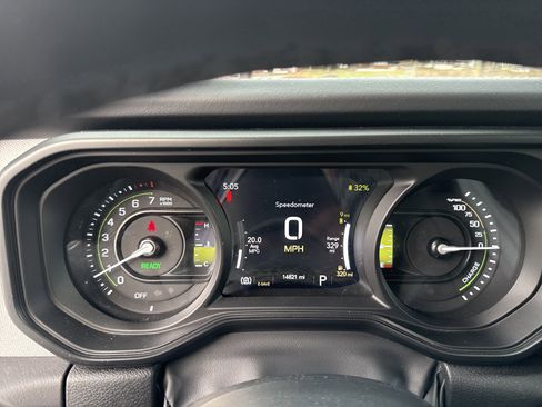 Used 2025 Jeep Wrangler Sahara image 18