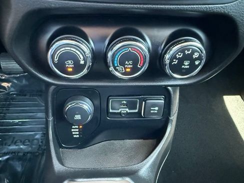 Used 2016 Jeep Renegade Latitude AWD/4WD image 24
