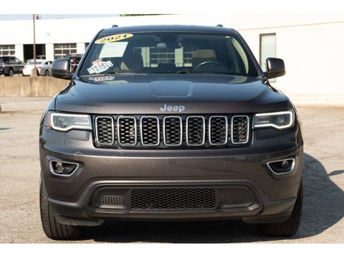 Used 2021 Jeep Grand Cherokee Laredo w/ Security & Convenience Group AWD/4WD image 3