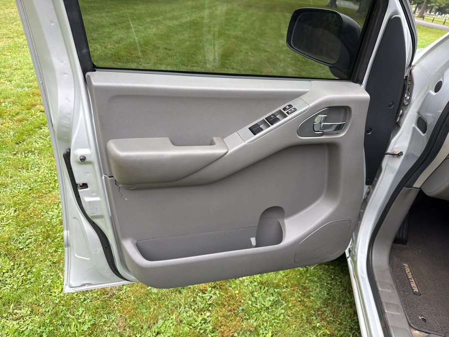 Used 2012 Nissan Frontier SV w/ SV Premium Utility Pkg AWD/4WD image 15