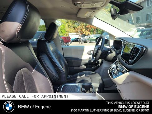 Used 2023 Chrysler Pacifica Touring-L FWD image 11