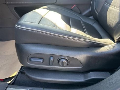 Used 2023 GMC Acadia Denali w/ Denali Technology Package AWD/4WD image 11