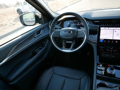 New 2025 Jeep Grand Cherokee L Limited image 9