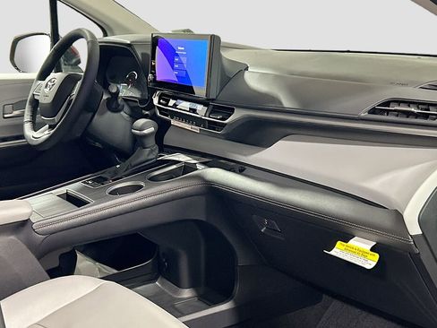 New 2026 Toyota Sienna XLE FWD image 30