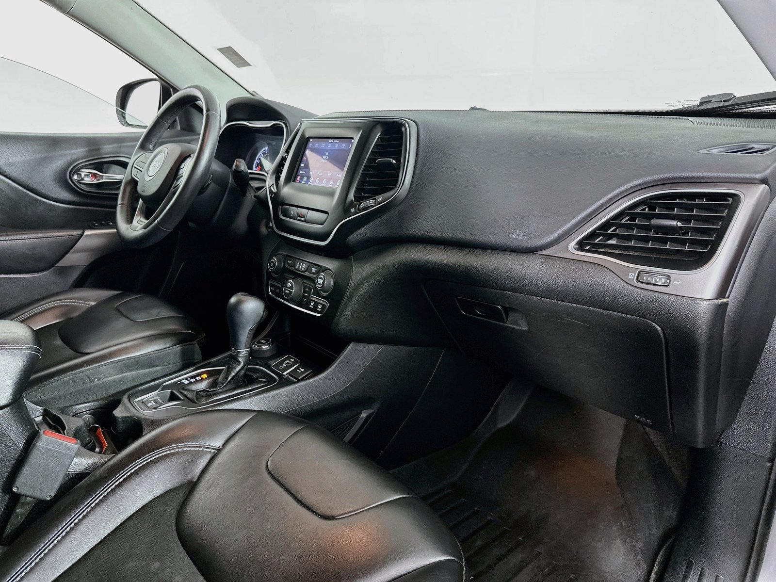 Used 2019 Jeep Cherokee Latitude Plus w/ Comfort/Convenience Group AWD/4WD image 28