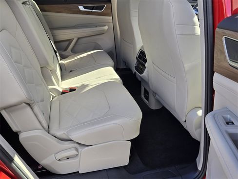 Certified 2025 Volkswagen Atlas SE w/ Black Wheel Package image 16