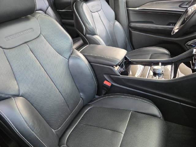 Used 2023 Jeep Grand Cherokee Overland w/ Advanced Protech Group III AWD/4WD image 16