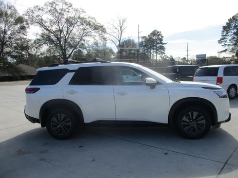 Used 2022 Nissan Pathfinder SV image 10