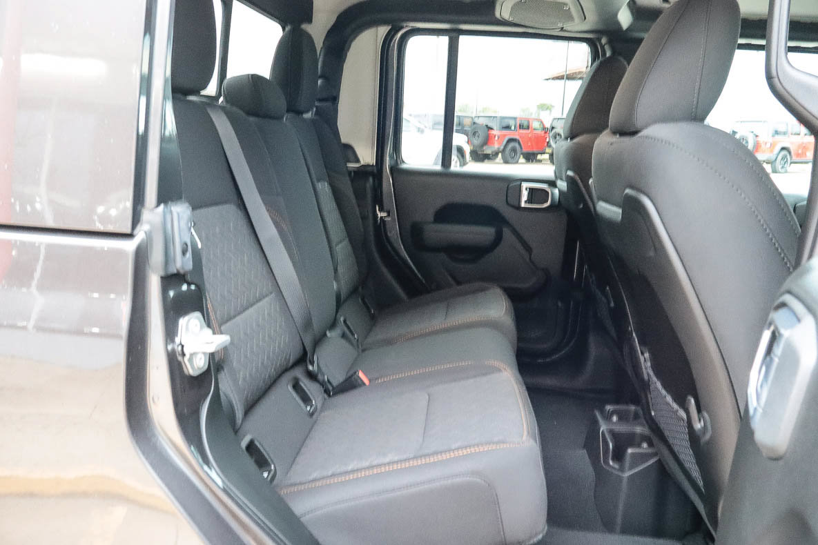 Used 2025 Jeep Gladiator Mojave w/ Convenience Group AWD/4WD image 27